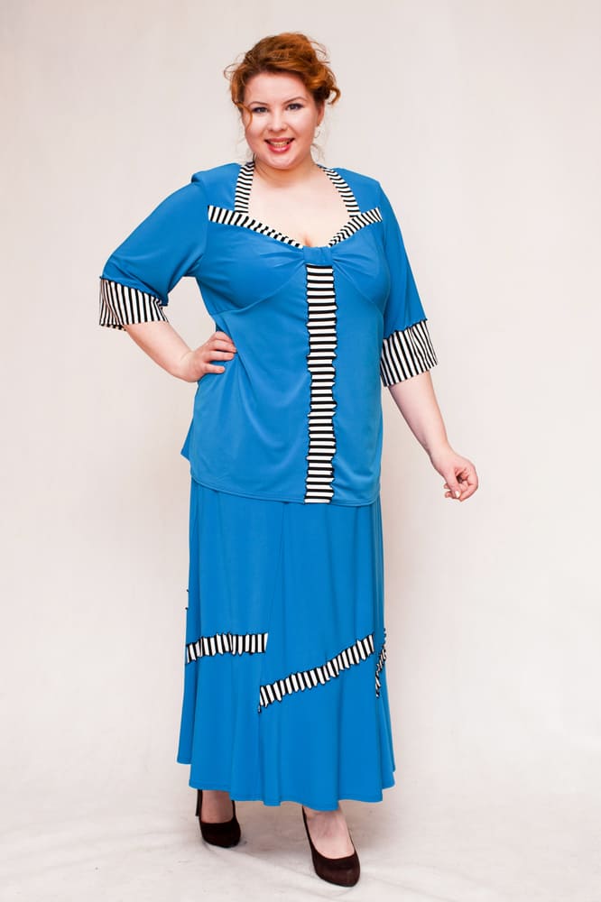Комплект из длинной юбки и блузки с драпировкой на груди, голубой