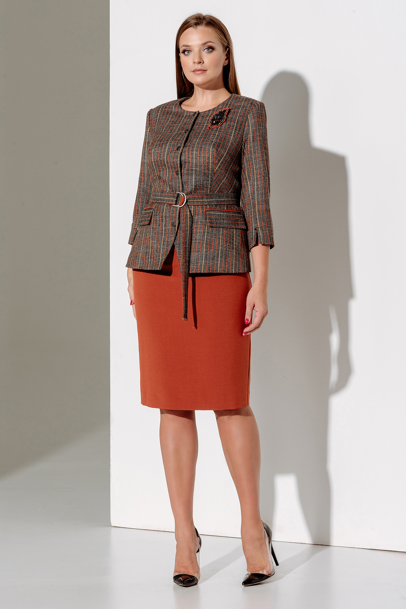 Комплект из прямой юбки и жакета со съемным поясом, серый с рыжим