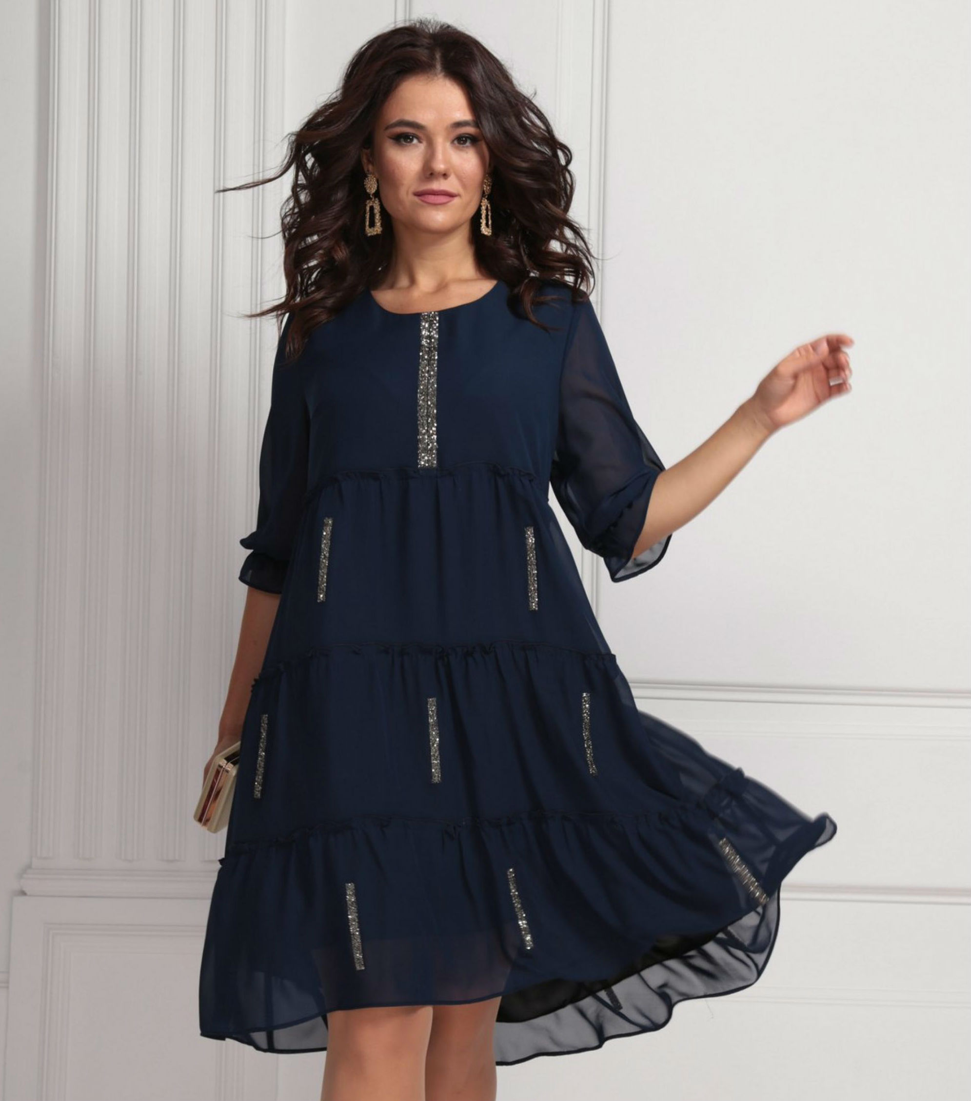 Свободное шифоновое платье с тесьмой из страз, темно-синее
