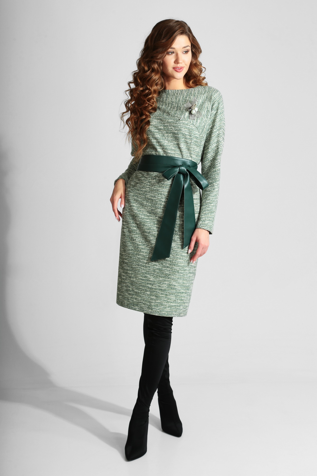 Прямое трикотажное платье с длинным поясом, зеленое