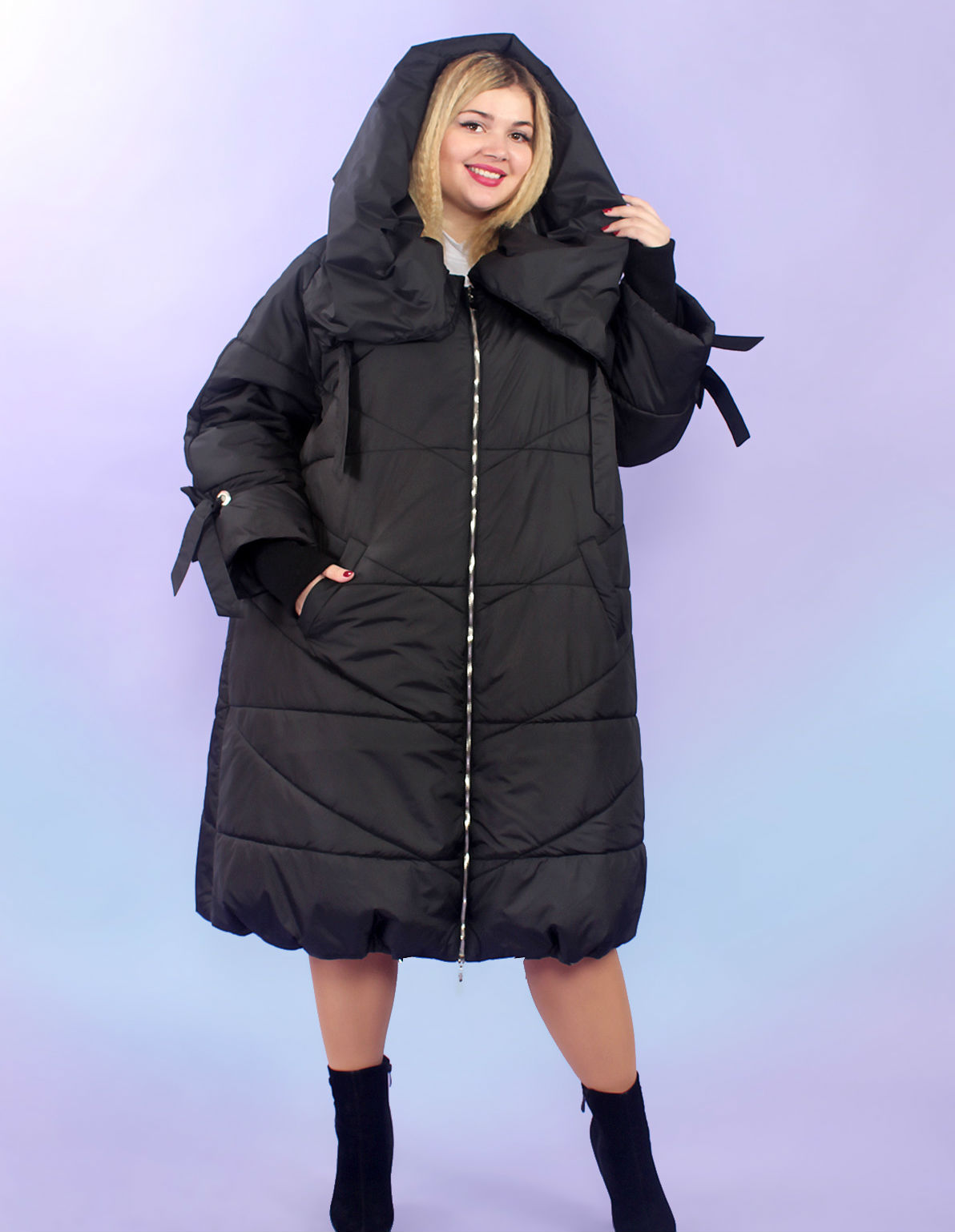Чёрное расклешенное пальто с воротником-капюшоном