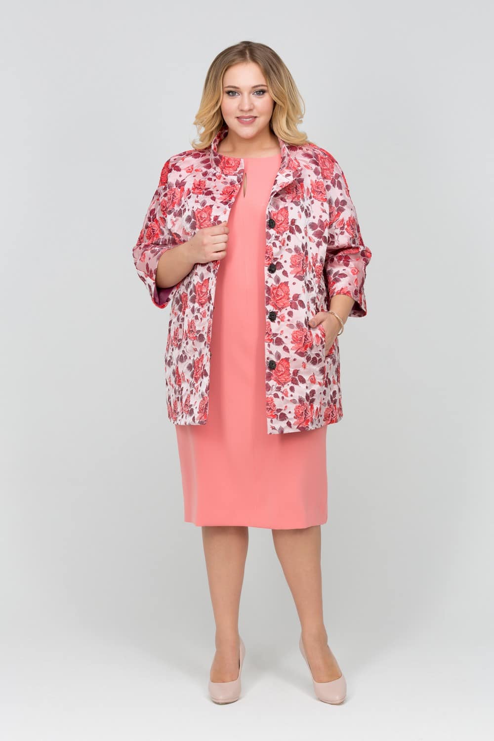 Розовое пальто на кнопках с цветочным принтом