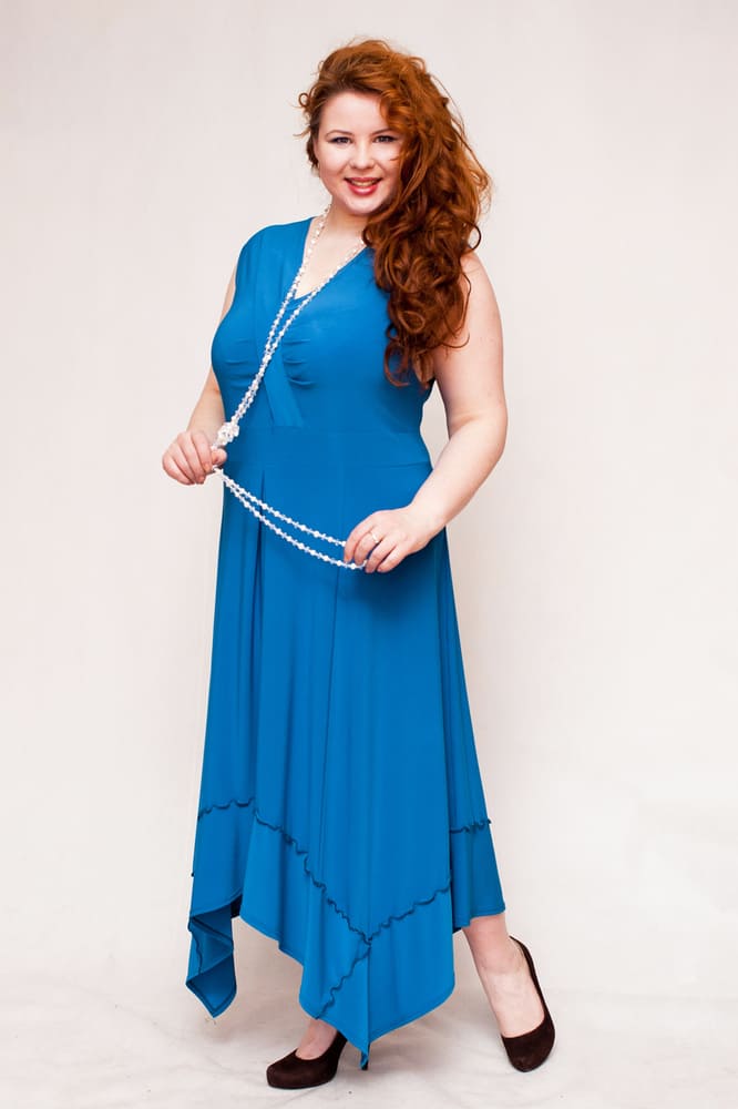 Длинное трикотажное платье с угловатым низом, синее