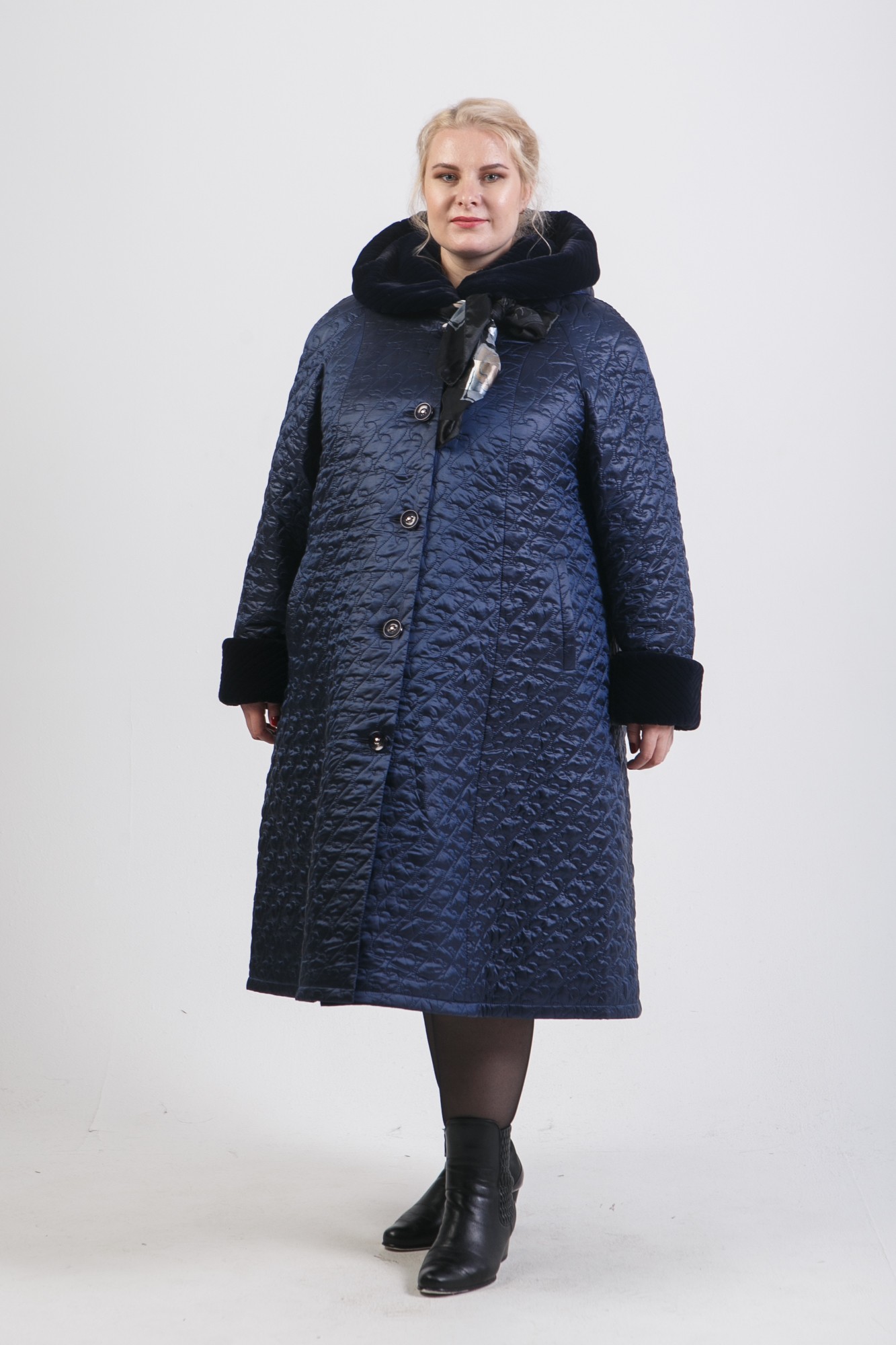 Зимнее пальто-трапеция с отделкой мехом, синее