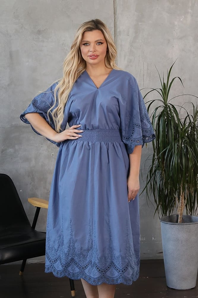 Платье с широкой резинкой на талии и вышивкой, голубое