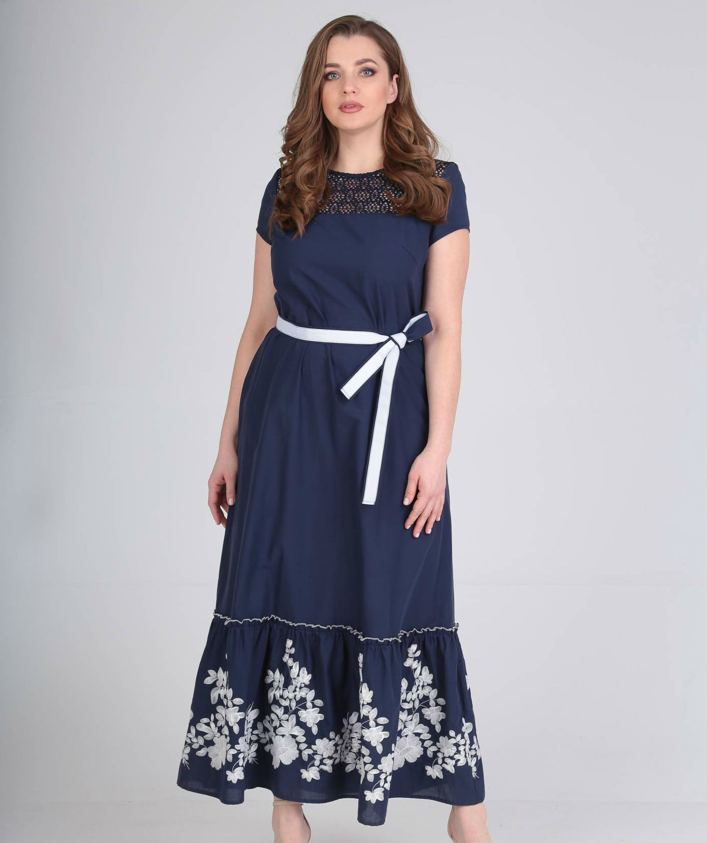 Длинное платье с вышивкой на волане, темно-синее