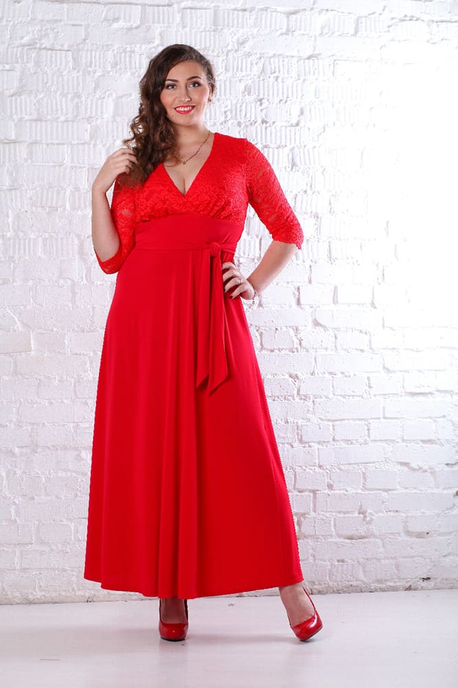 Длинное платье с поясом и декольте, красное