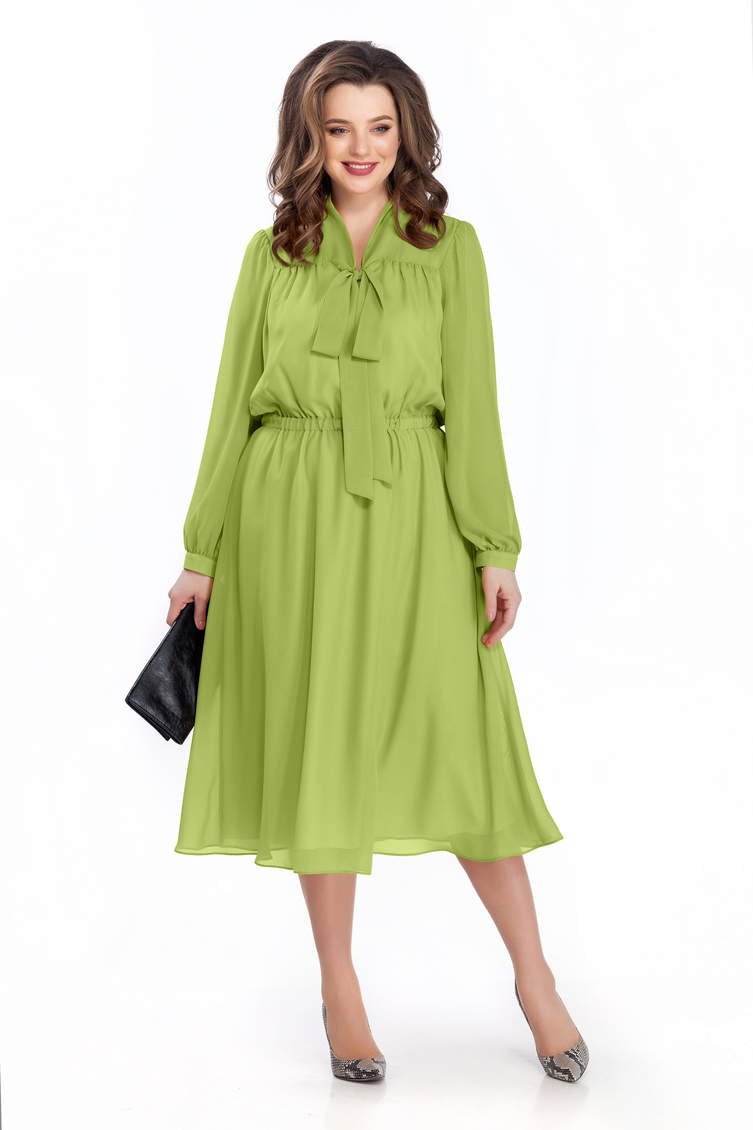 Зеленое платье с поясом и воротником-стойкой
