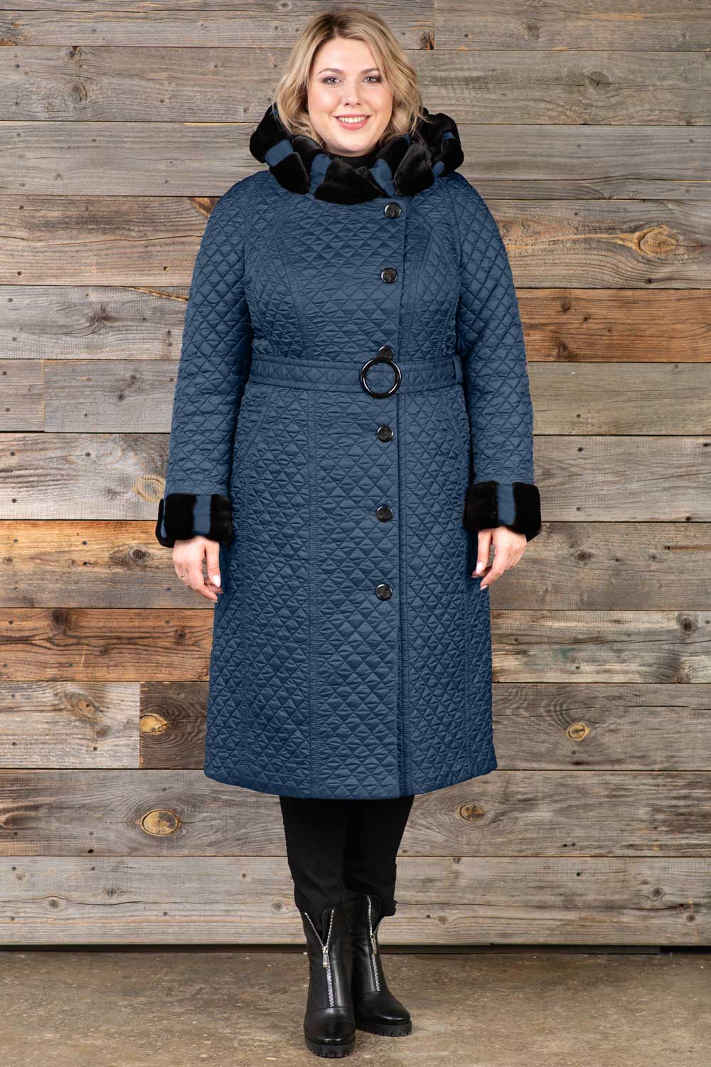 Стеганое приталенное пальто с меховой отделкой, темно-синее