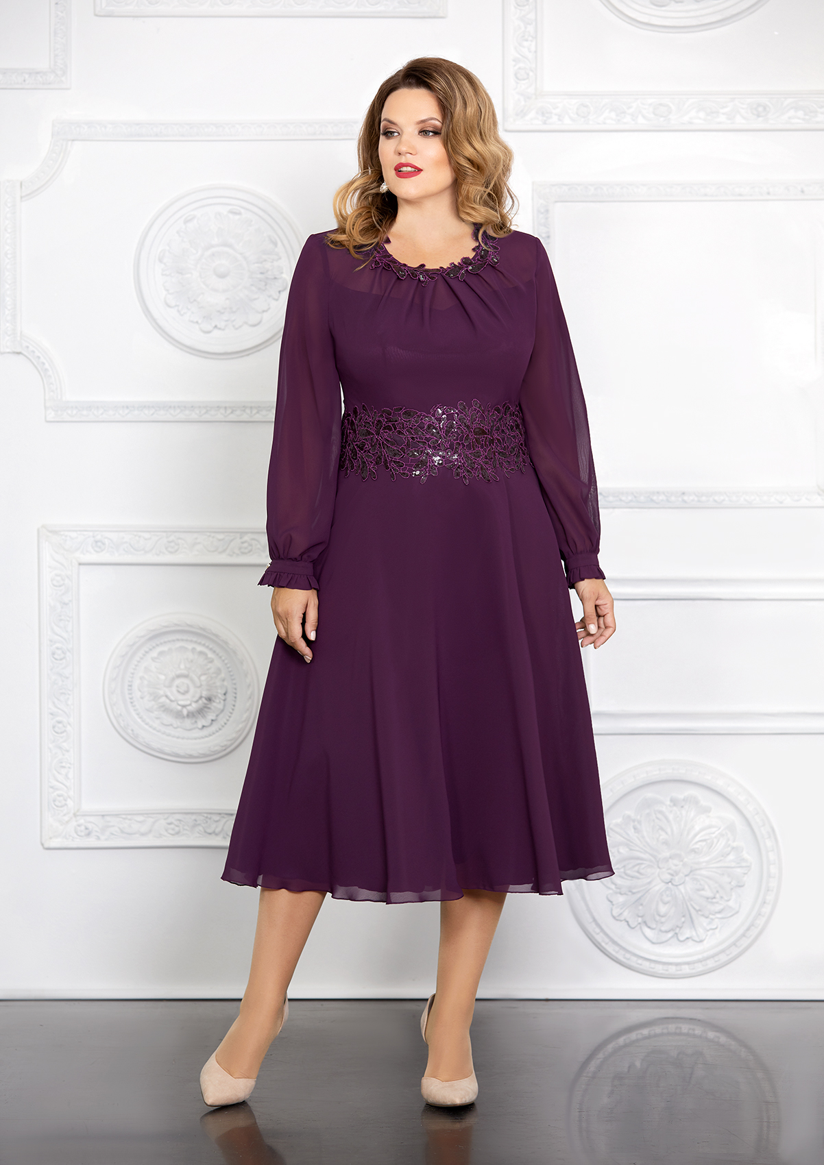 Расклешенное платье с гипюровым декором и пайетками, фиолетовое