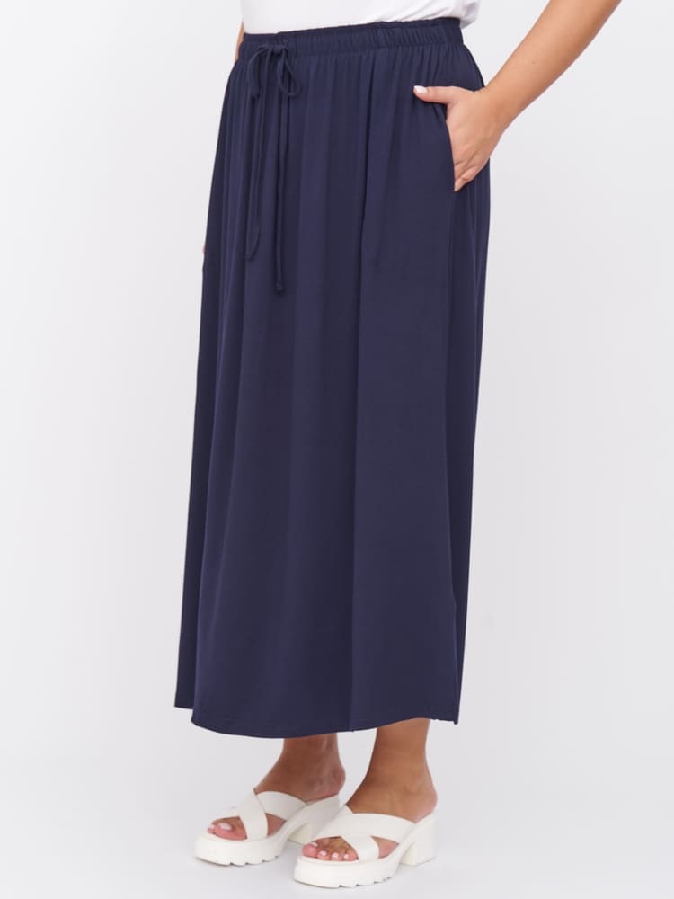Прямая трикотажная юбка с карманами, темно-синяя