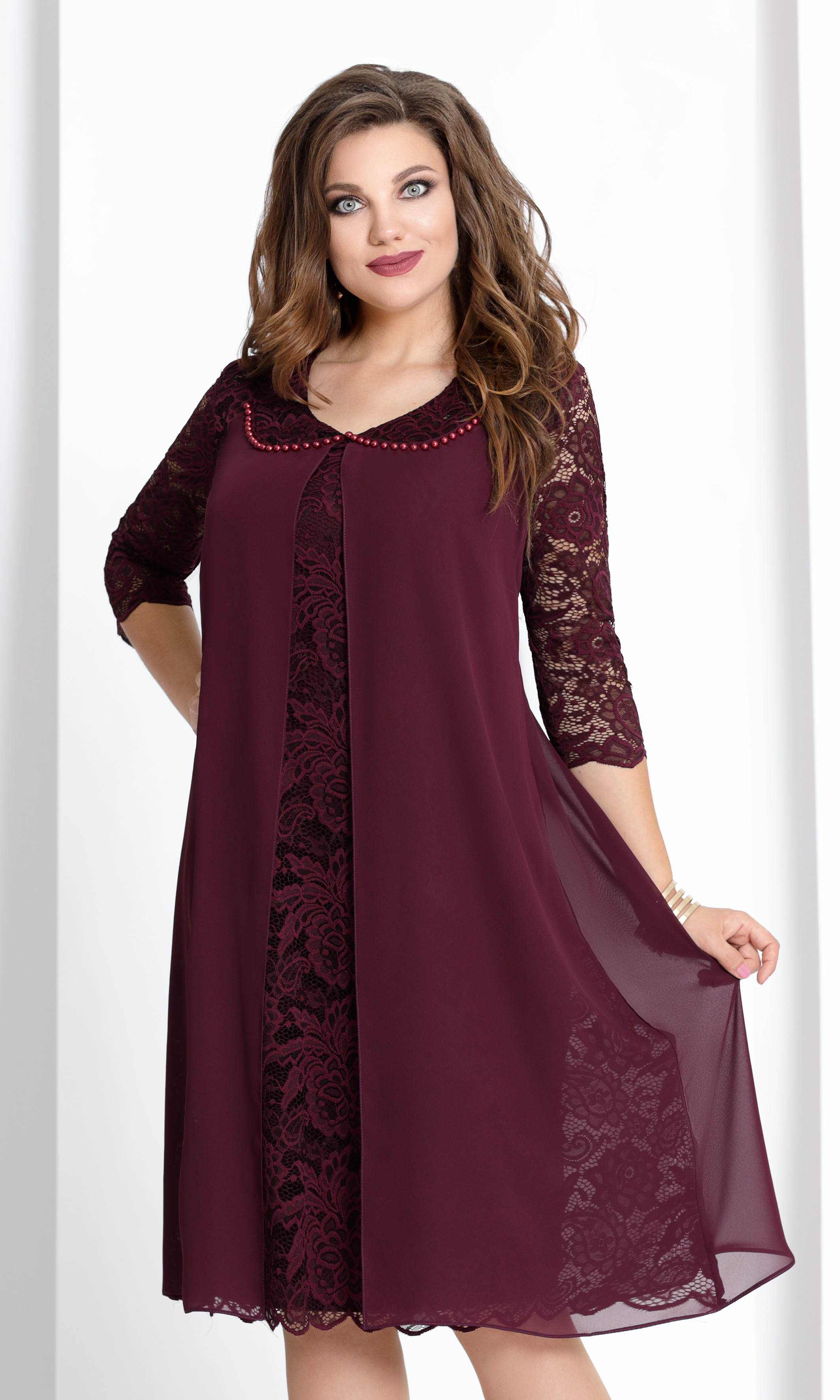 Свободное гипюровое платье с шифоновым декором, бордо
