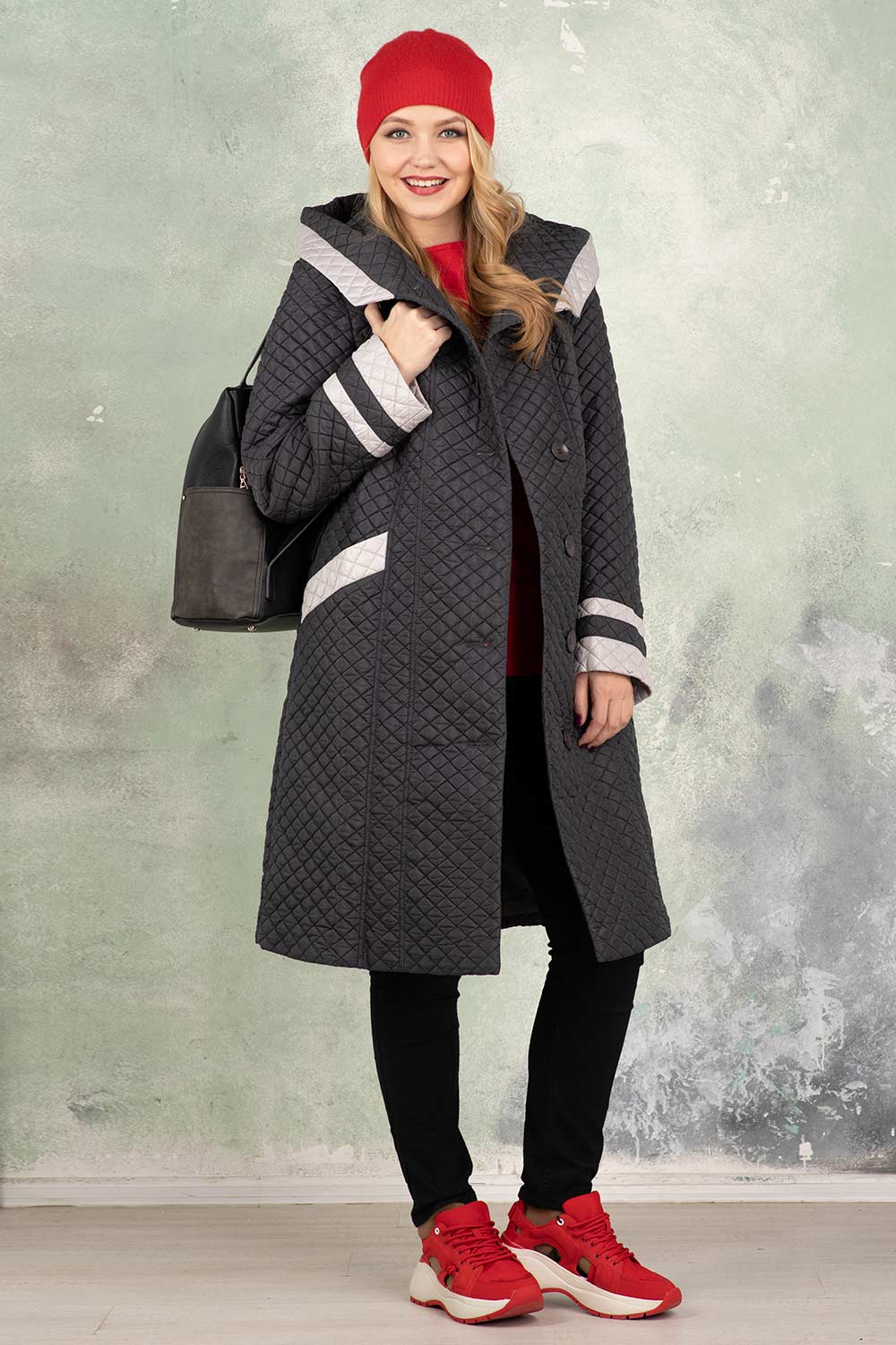 Стеганое приталенное пальто с капюшоном, дым с бежевым
