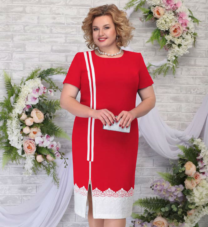 Приталенное платье с белоснежным кружевом по низу, красное