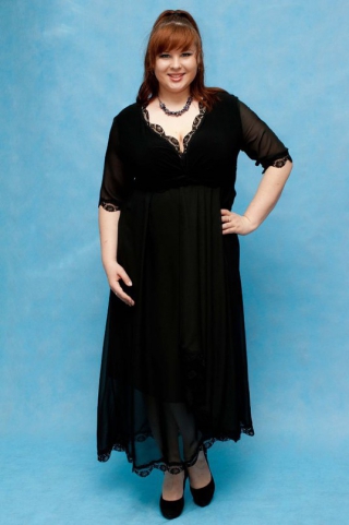 Чёрное романтичное платье с глубоким декольте
