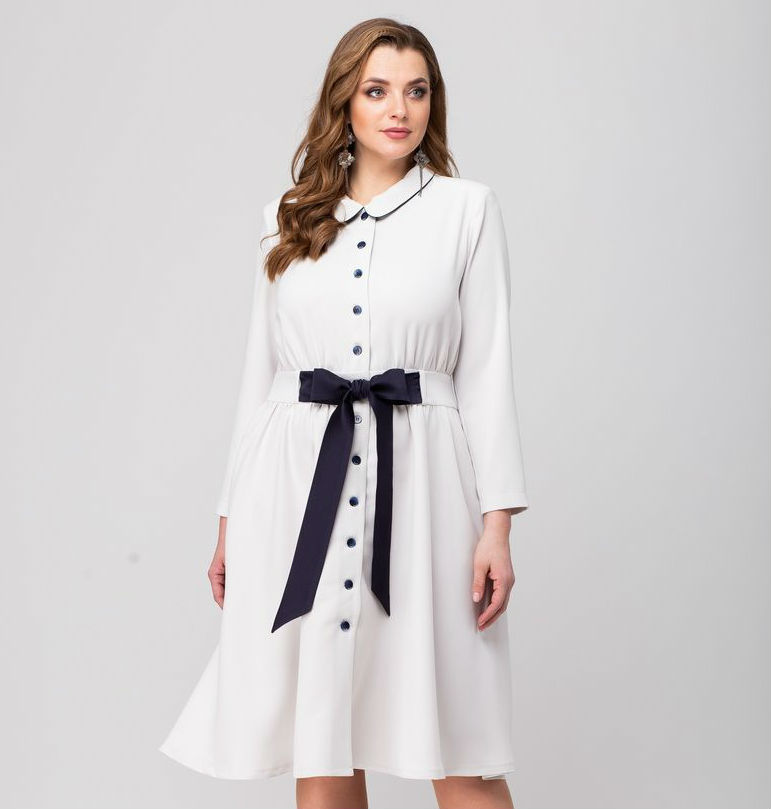 Расклешенное платье с длинным контрастным поясом, белое