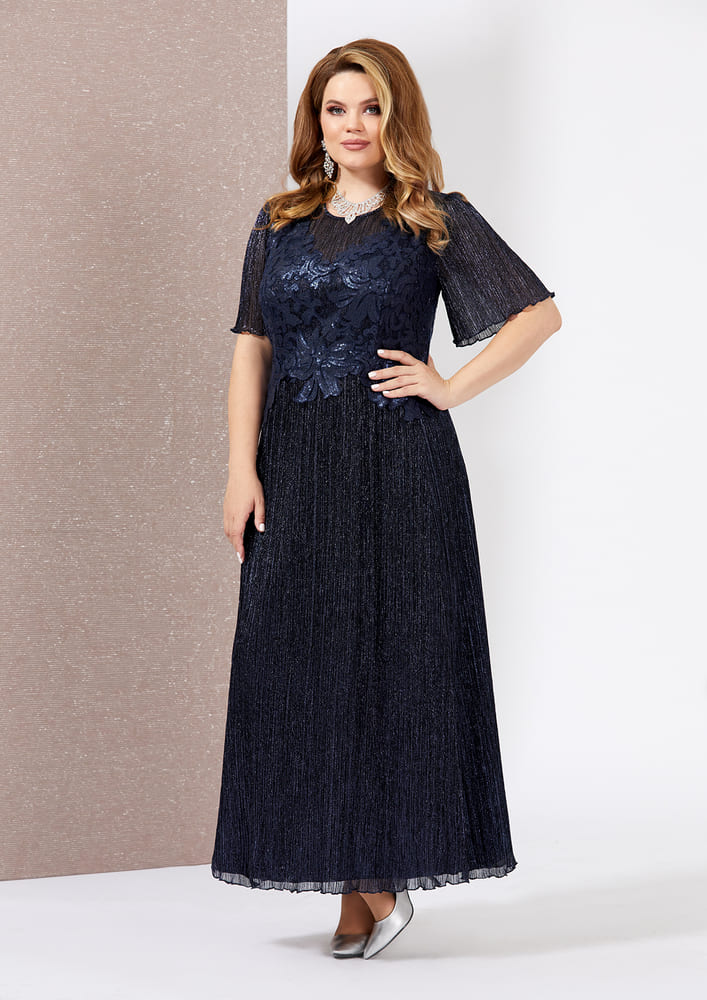 Длинное плиссированное платье с гипюром на лифе, темно-синее