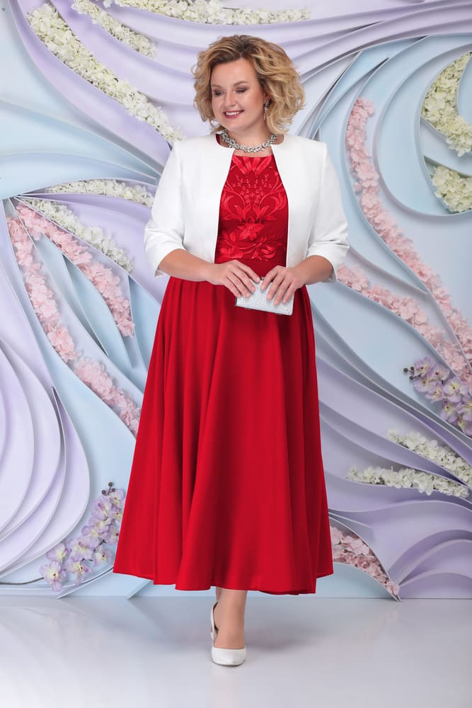 Комплект из красного расклешенного платья и белого жакета