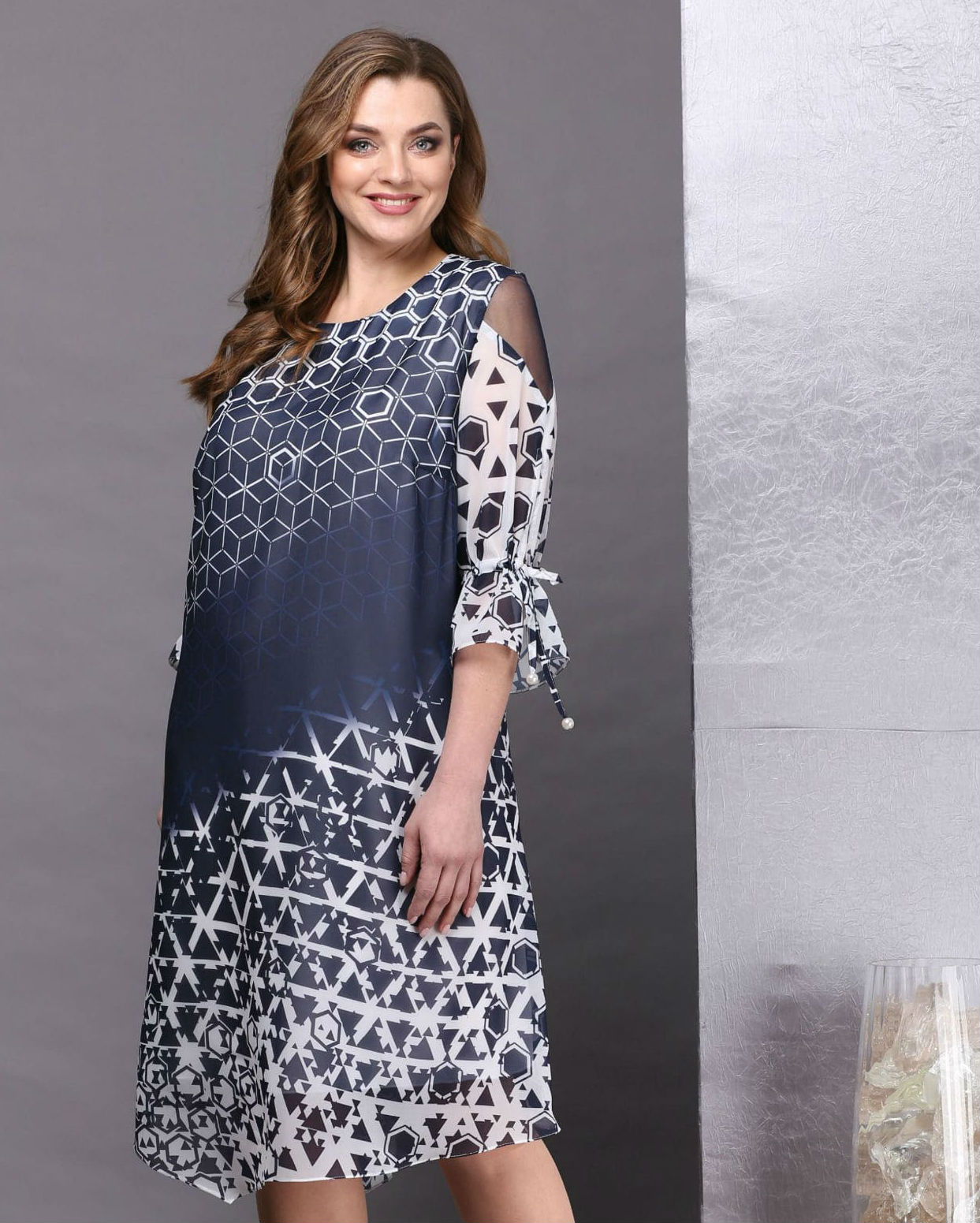 Свободное расклешенное платье с абстрактным принтом, сине-белое