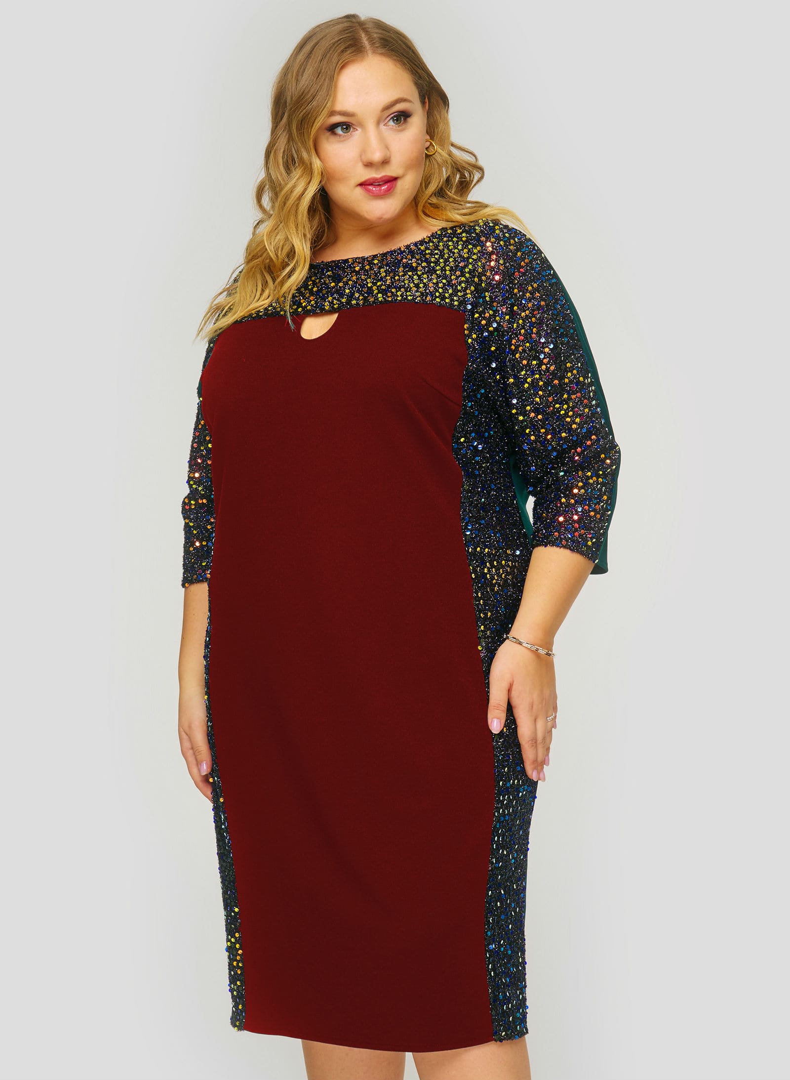 Приталенное платье с отделкой цветными пайетками, бордо
