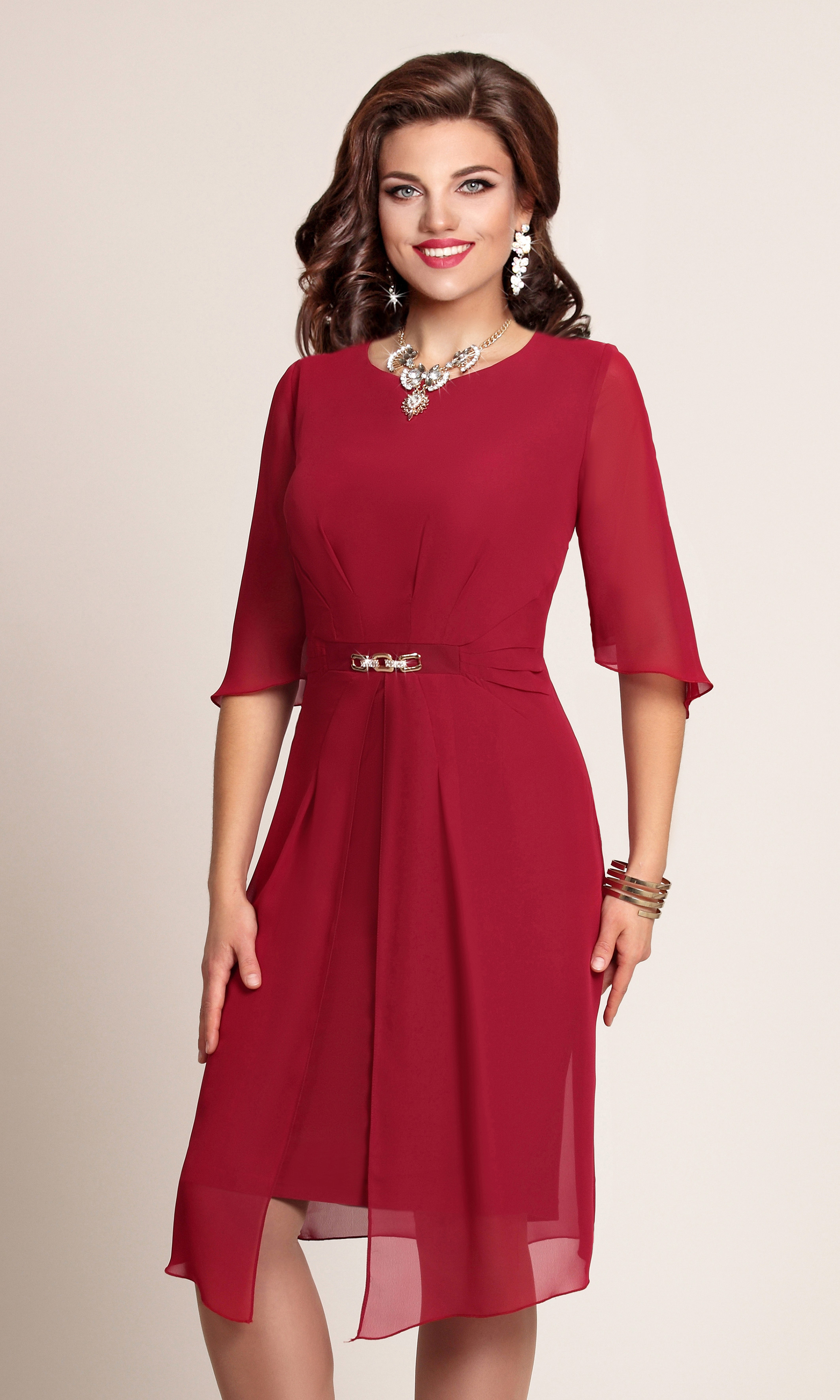 Платье с шифоновыми рукавами и украшением на талии, красное