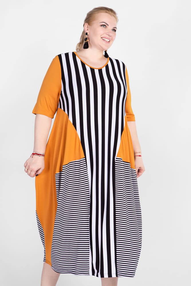 Платье в полоску с однотонными вставками, оранжевое