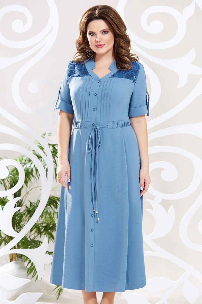 Длинное платье с широкой юбкой и гипюровой отделкой, синее