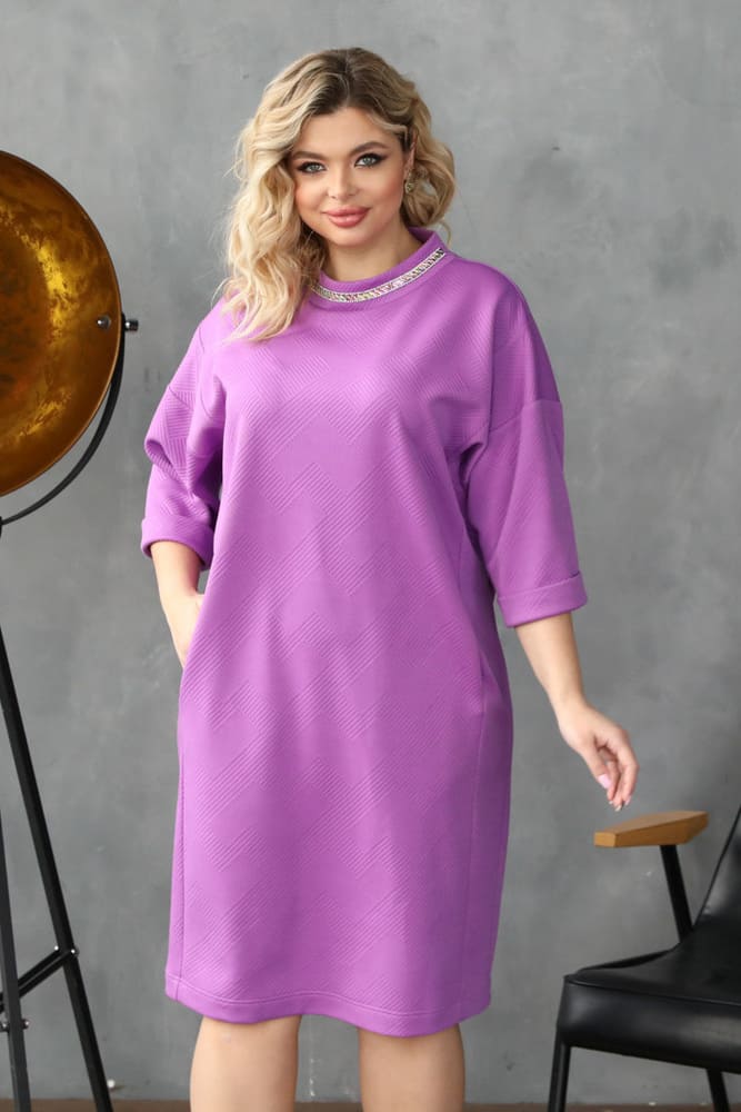 Прямое платье с карманами и декором на горловине, фиолетовое