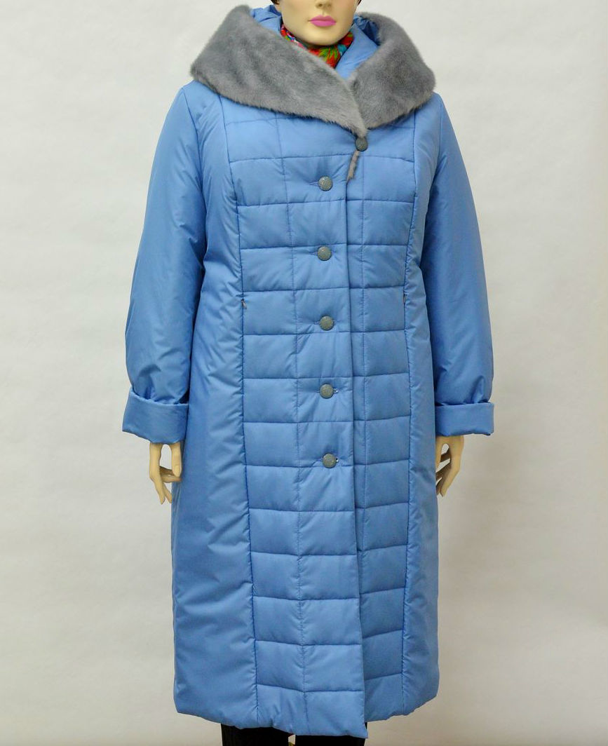Зимнее голубое пальто с отделкой под норку
