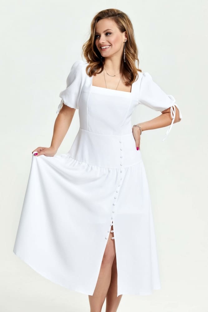 Приталенное платье с разрезом спереди, белое