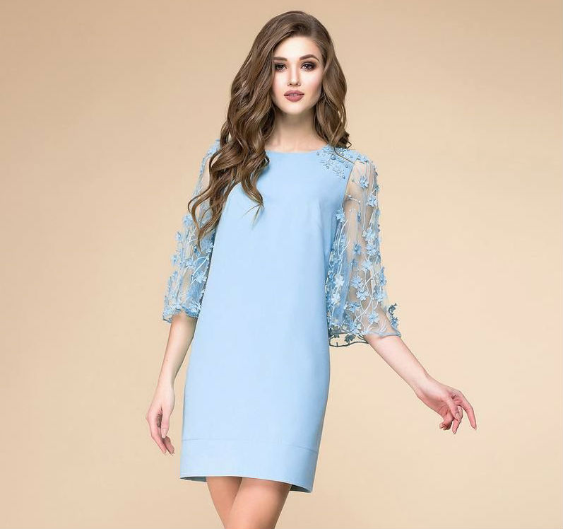 Короткое платье с расклешенным рукавом и бусинами, голубое