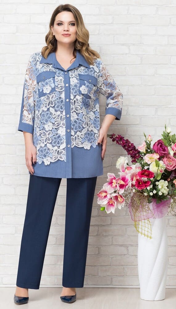 Комплект из брюк и блузы, декорированной кружевом, синий
