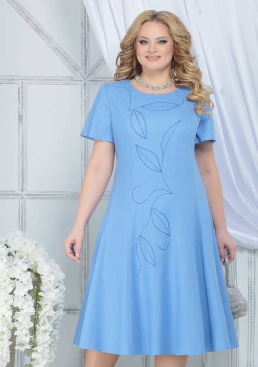 Приталенное платье с декором вышивкой со стразами, голубое