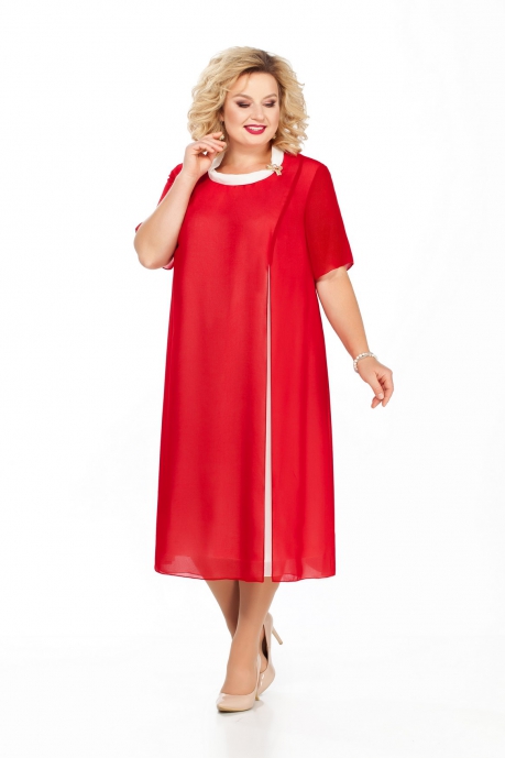 Красное платье, декорированное шарфом-стойкой с хвостами