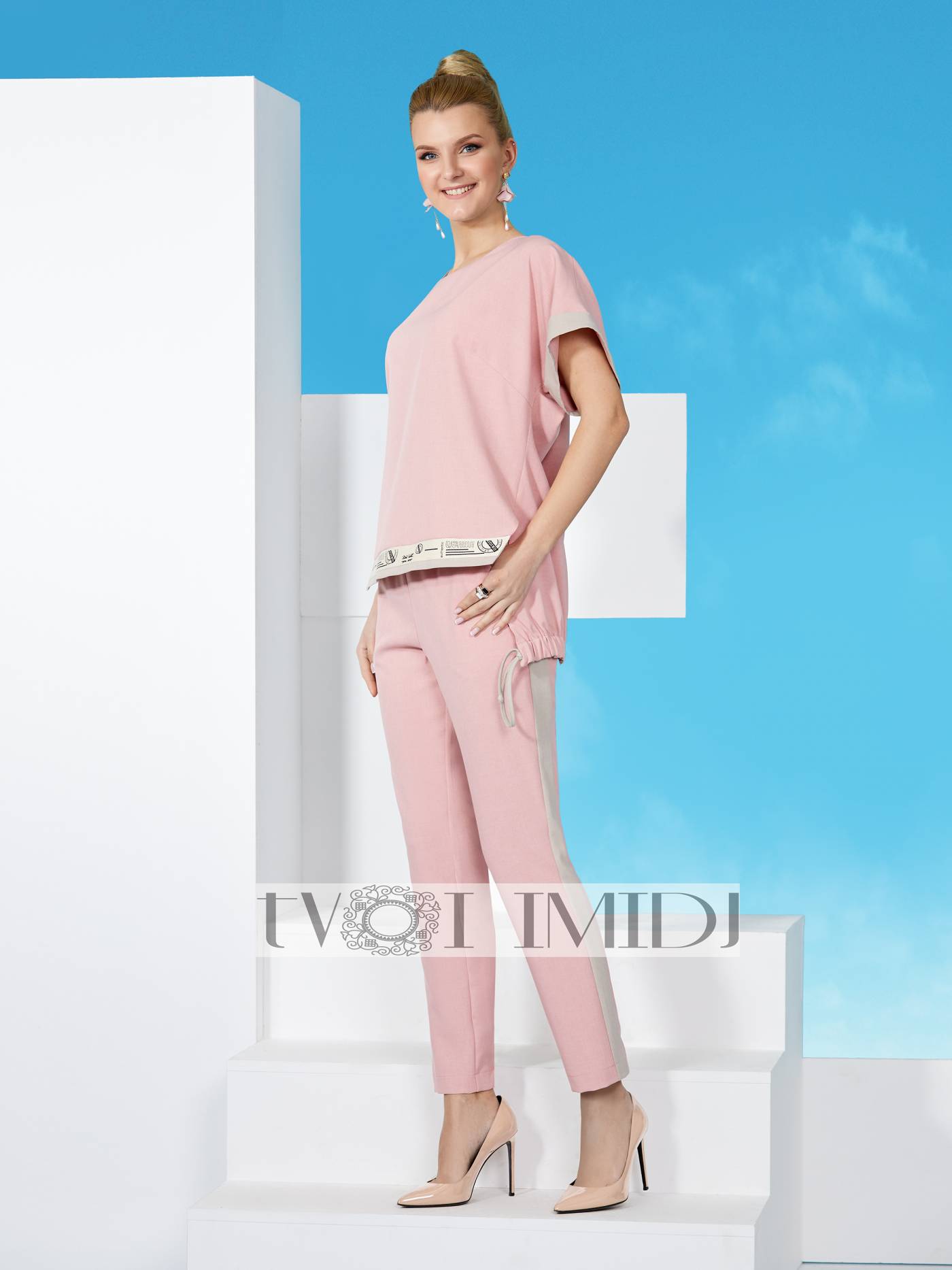 Комплект из брюк и блузы с фигурным низом, розовый