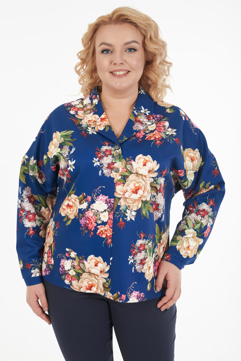 Прямая блузка с карманами и крупными цветами, синяя