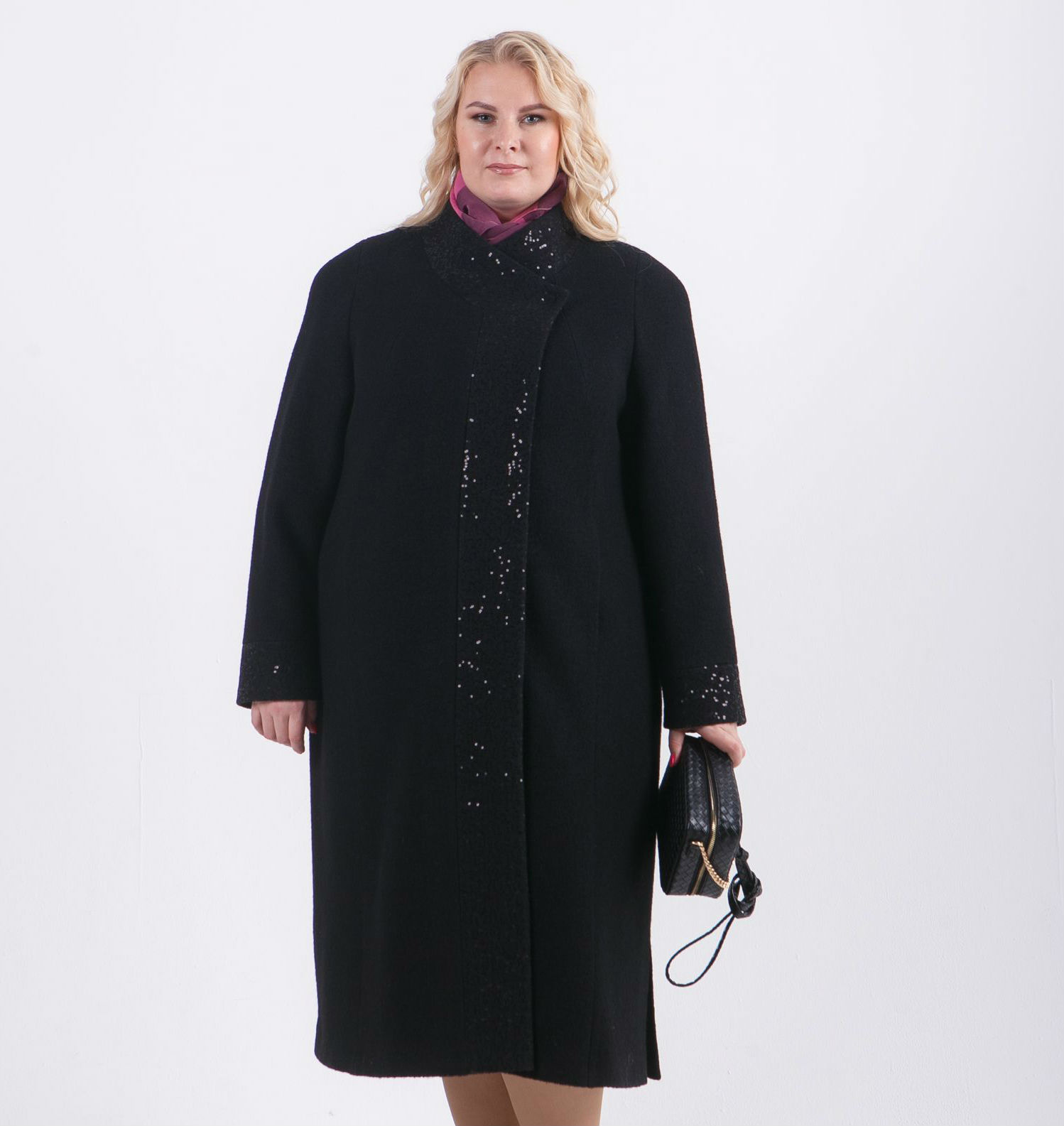 Драповое пальто в стиле Шанель с декором пайетками, черное