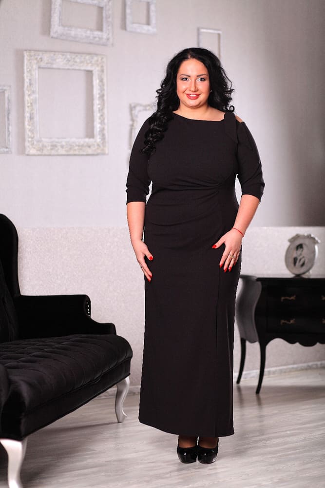 Длинное платье с высоким разрезом и декором, черное