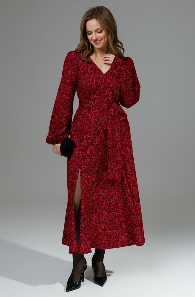 Длинное платье с высоким разрезом и поясом, красное