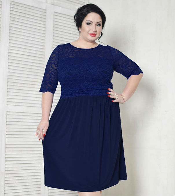 Платье с французским кружевом и драпировкой, темно-синее