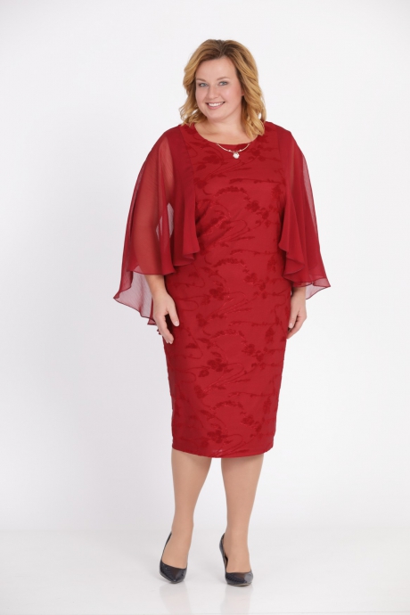 Красное трикотажное платье с шифоновыми рукавами
