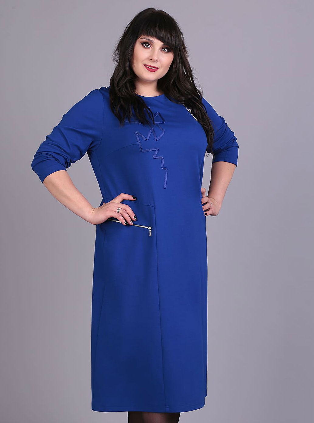Свободное платье с аппликацией из ленты, синее