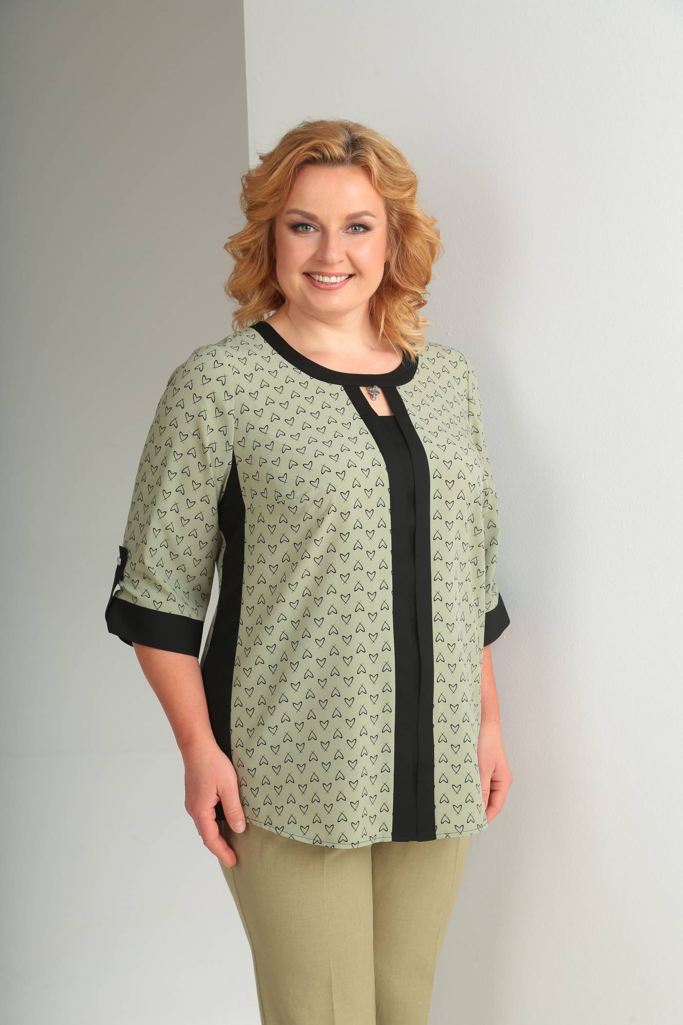 Легкая блуза с сердечками и черной отделкой, зеленая