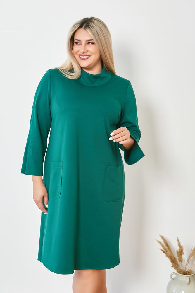 Трикотажное платье с воротником полустойкой, зеленое