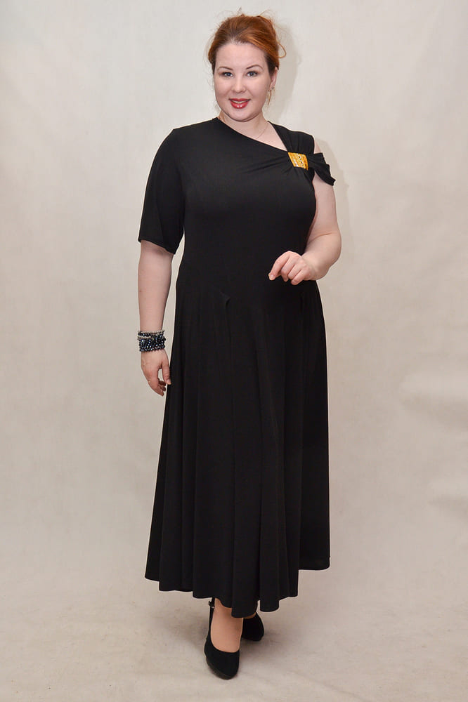 Длинное платье с открытым плечом и декором, черное