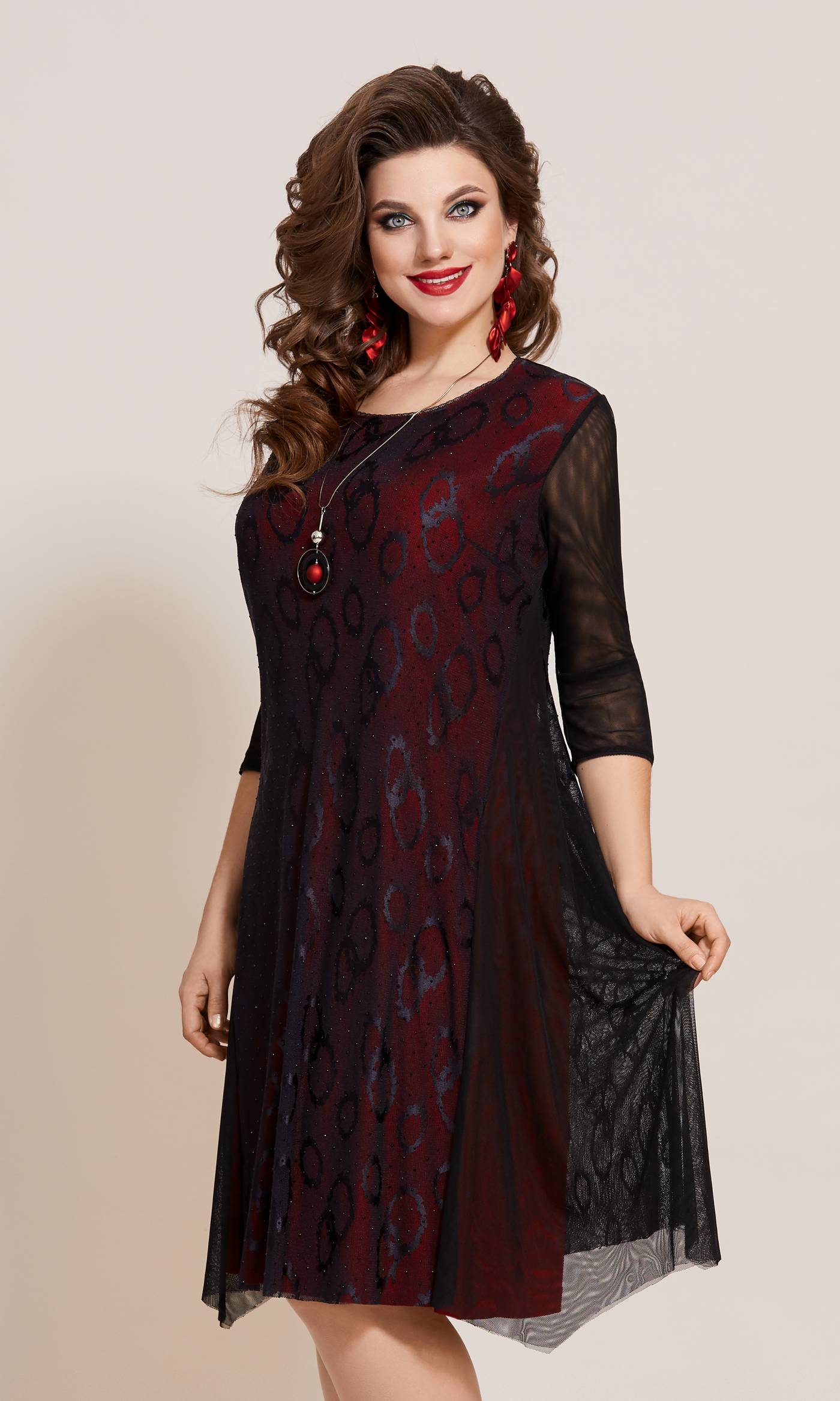 Платье с фигурным низом и подвеской, черное с красным
