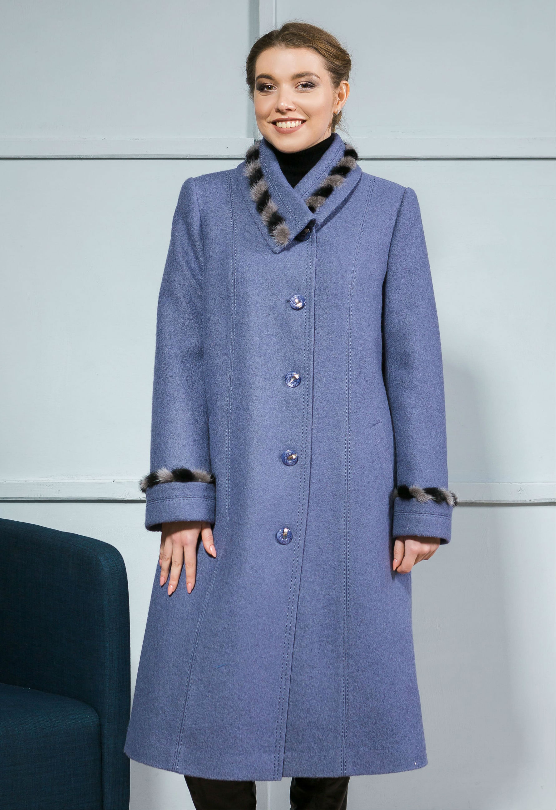 Зимнее расклешенное пальто с натуральной норкой на воротнике, синее