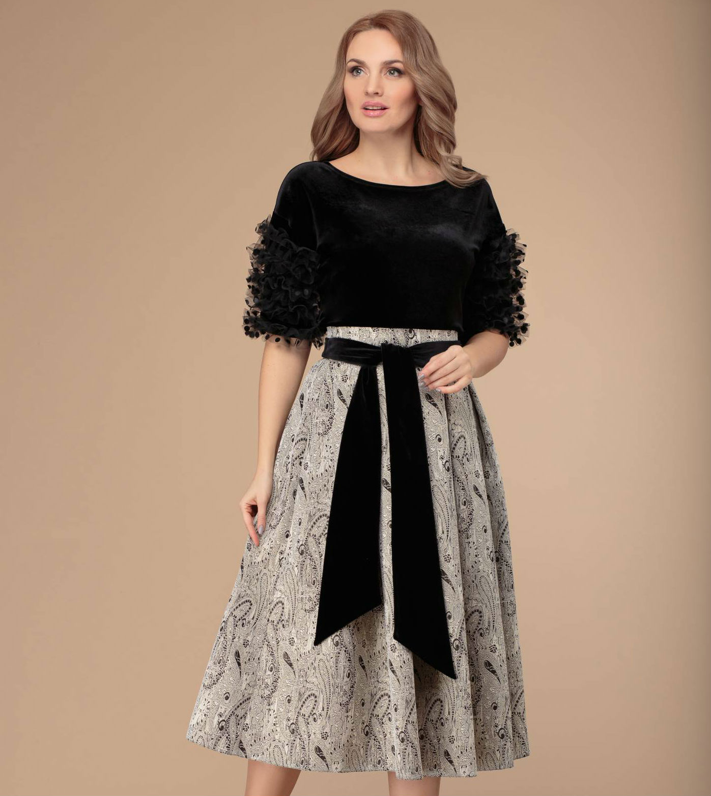 Комплект из юбки и блузки с оборками на рукавах, черный с серым