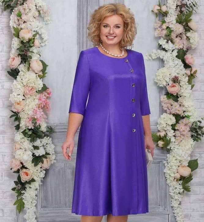 Платье с расклешенной юбкой и декоративными пуговицами, фиолетовое