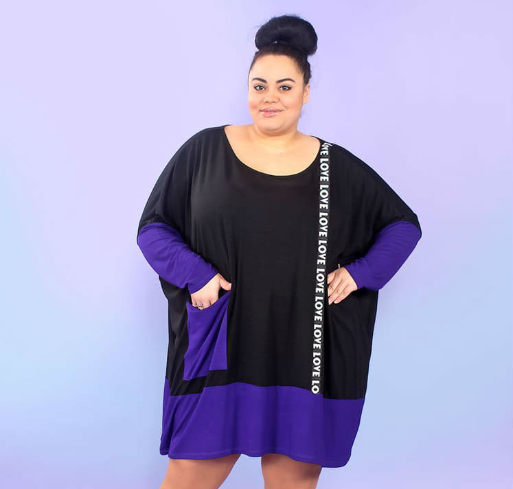 Свободное платье с накладным карманом и тесьмой, фиолетовая отделка